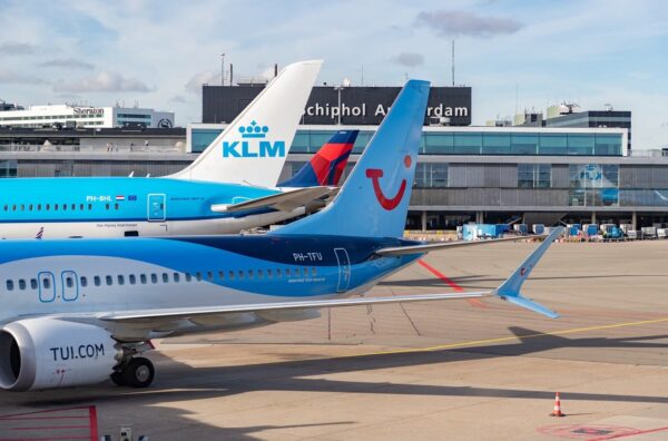 Air France, partnerska linia lotnicza KLM, oświadczyła, że poszukuje innej firmy do obsługi odpraw i bagażu na lotnisku Schiphol 