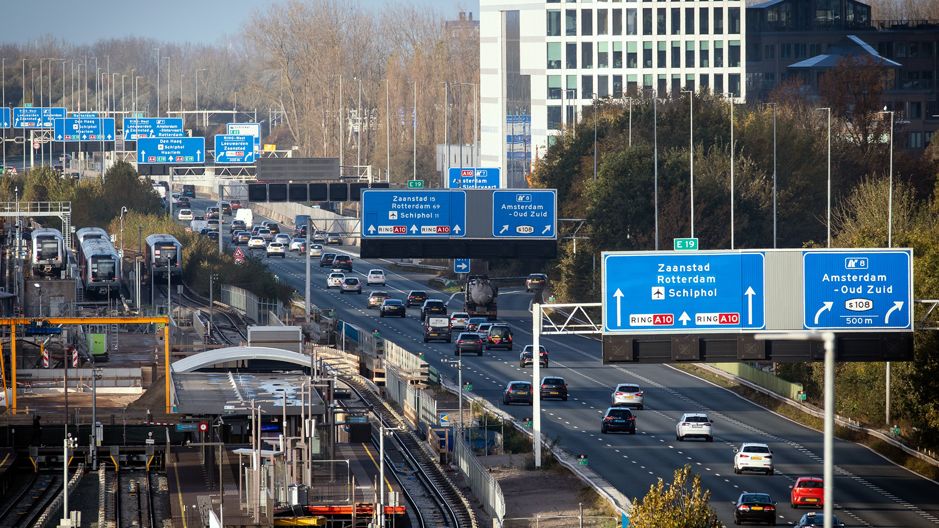 Czy nowe znaki drogowe w Holandii sprawią, że kierowcy zaczną jeździć bezpieczniej? fot. Shutterstock