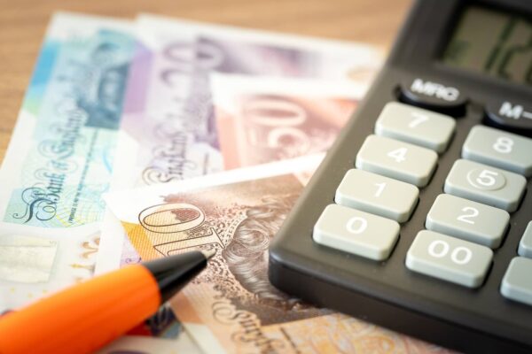 Można stracić Universal Credit, gdy ma się powyżej 16 000 funtów oszczędności