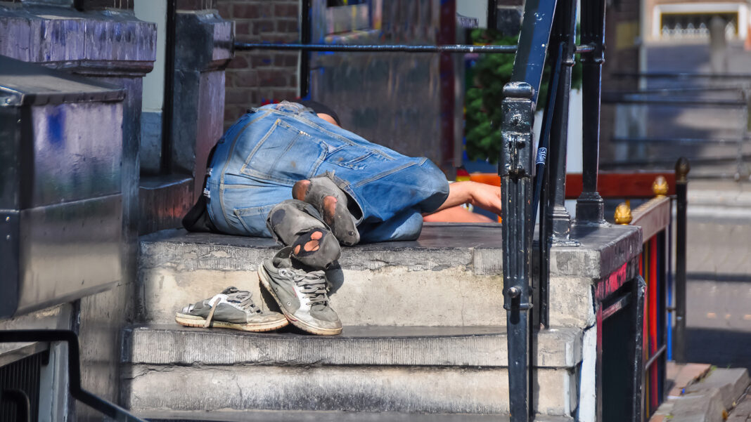 Deportacje z Holandii: coraz więcej bezdomnych Polaków jest wyrzucanych z kraju fot. Shutterstock