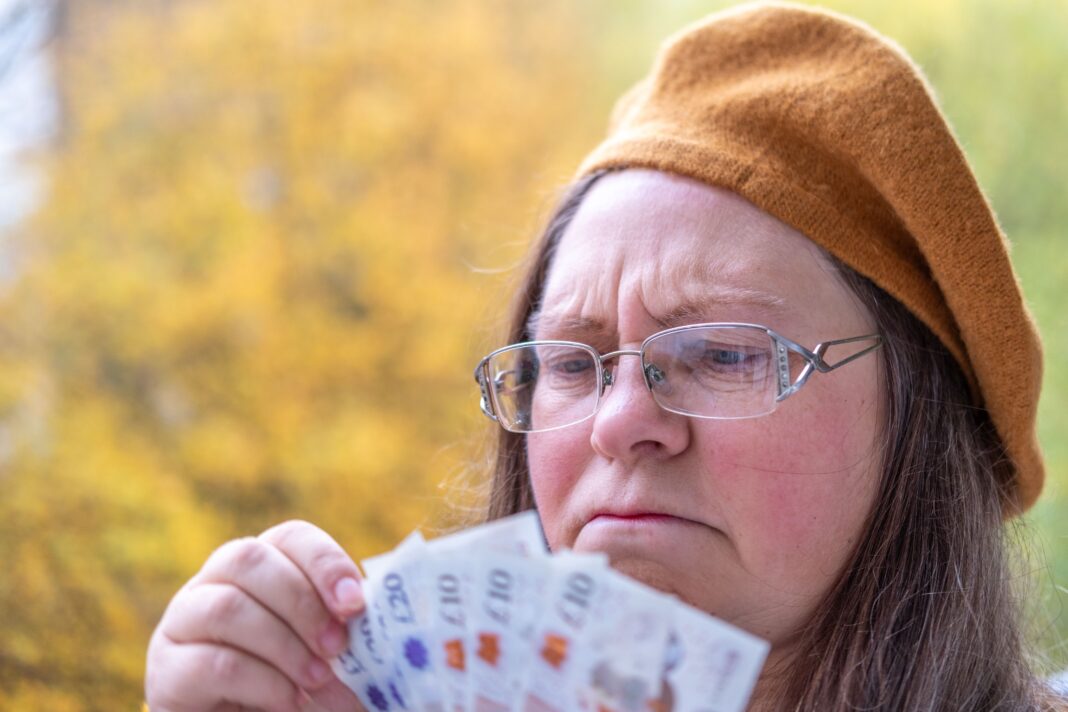 Urząd podatkowy zabierze 300 funtów bezpośrednio z konta?