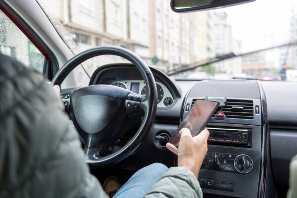Przez korzystanie z telefonów w trakcie jazdy samochodem dochodzi do wielu wypadków