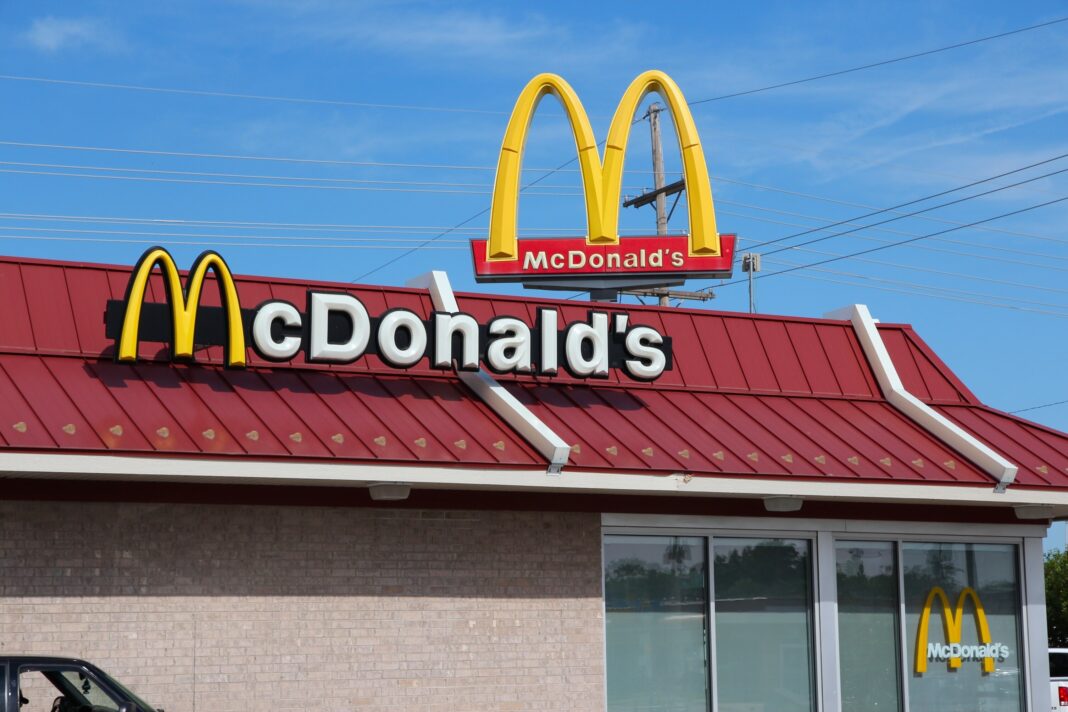Salina,,Usa,-,June,16,,2013:,Typical,Mcdonald's,In,Salina, spleśniałe jedzenie