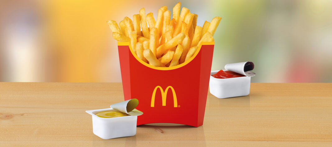 Frytki McDonald's. Sieć od lat budzi kontrowersje produkując niezdrową żywność.