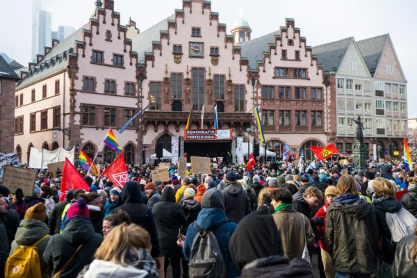 25 % wierzy w “tajemne siły” rządzące państwem. Kryzys zaufania do władzy w praktyce
