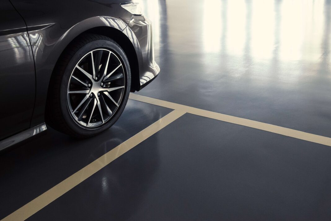 Close,Up,Of,Modern,Car,In,Parking,Lot,,Anti,Slip parkowanie na zakazie
