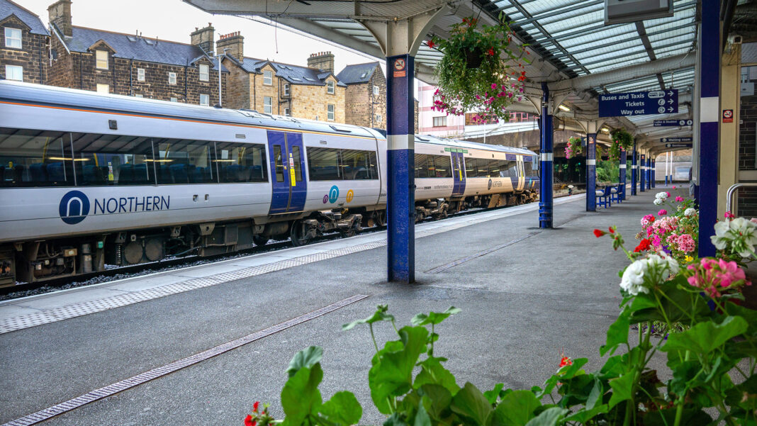 Koniec z papierowymi biletami kolejowymi w UK? W Yorkshire testowany jest nowy system fot. Shutterstock