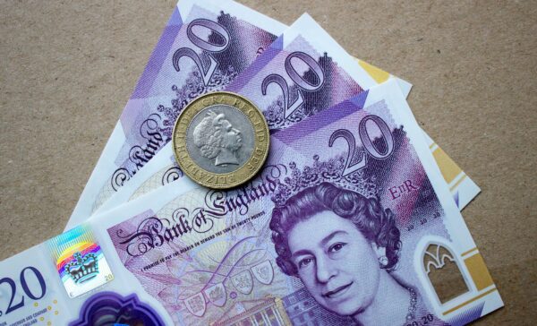 HMRC wysyła czeki ze zwrotem podatku. Setki tysięcy osób ich nie odbiera