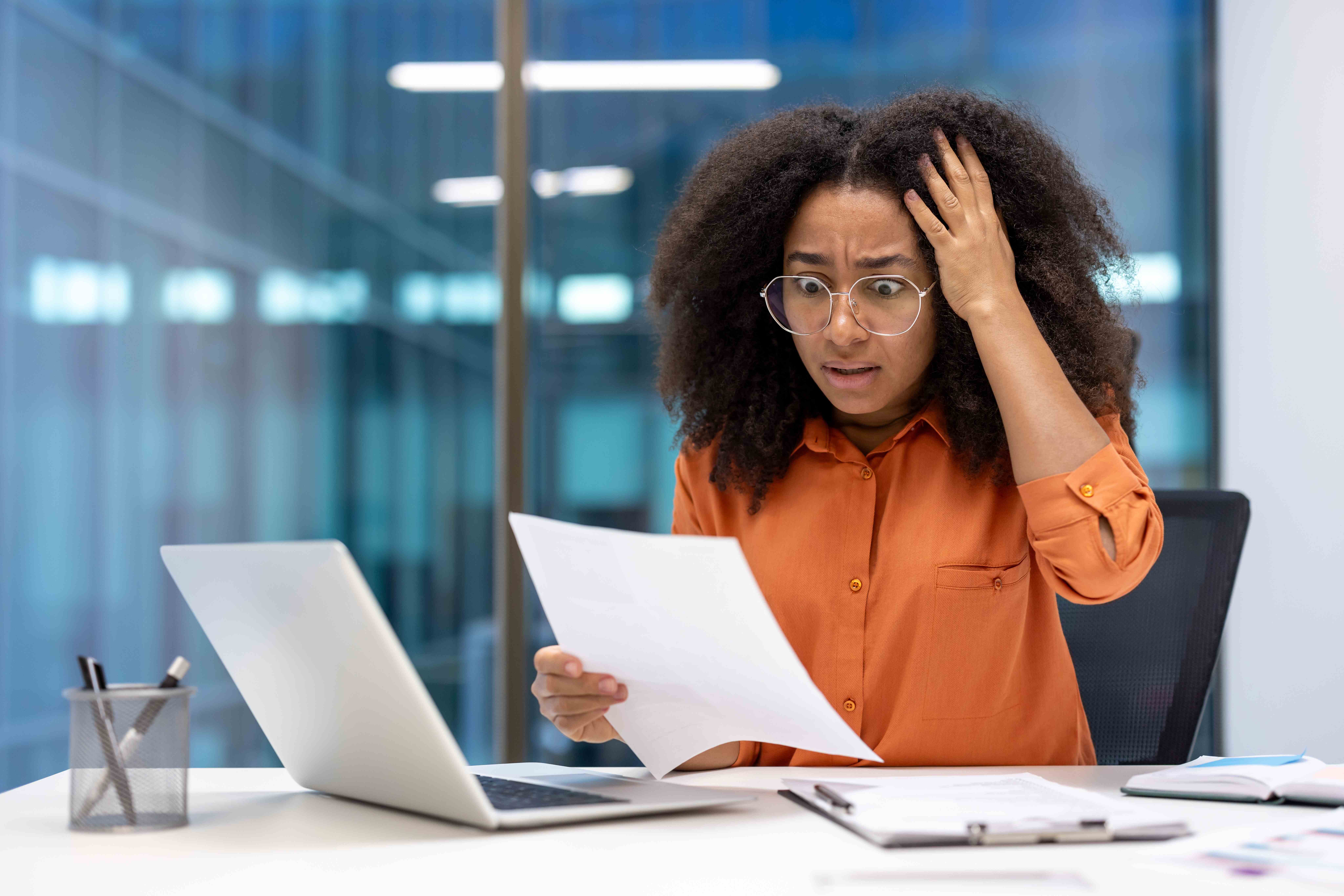 A,Businesswoman,Expresses,Worry,While,Looking,At,A,Document.,She kryzys w sądach
