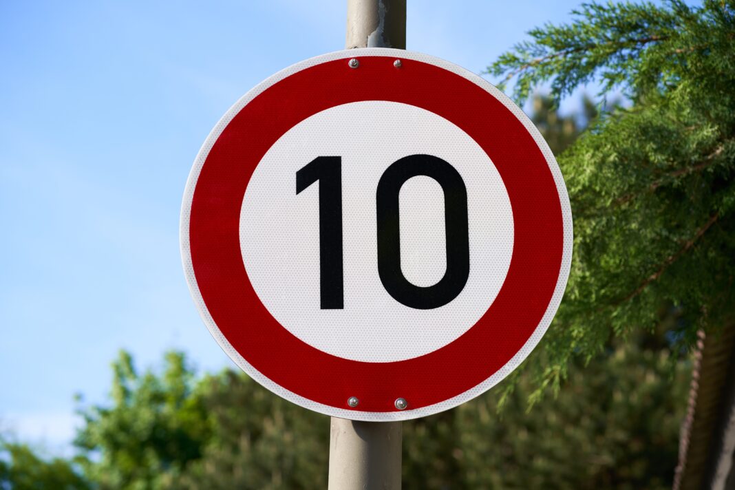 Absurdalne ograniczenie prędkości do 10 mph. Kierowcy alarmują – zamiast pomagać, stwarza zagrożenie