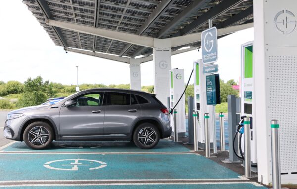 Dla każdego, kto planuje zakup auta w kolejnych latach, wiadomość jest jasna: od 2030 roku kupisz tylko elektryka. Nowe przepisy od 2030 roku 