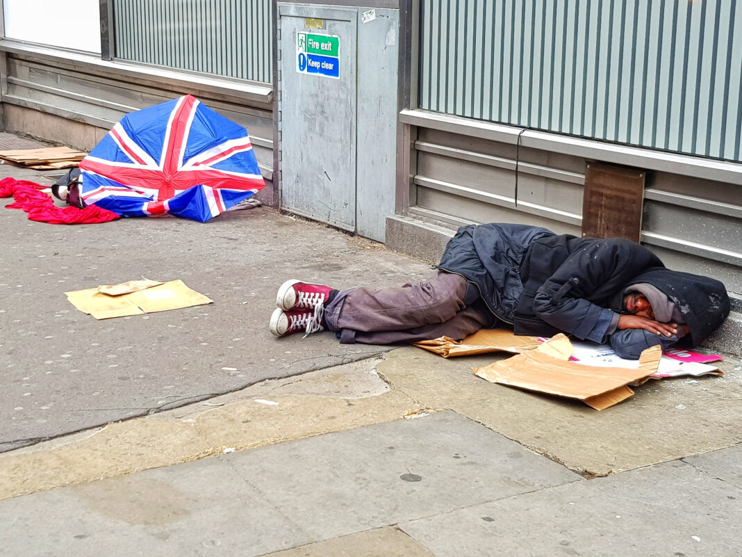 Skala bezdomności w UK poraża – potrzebne są pilne działania