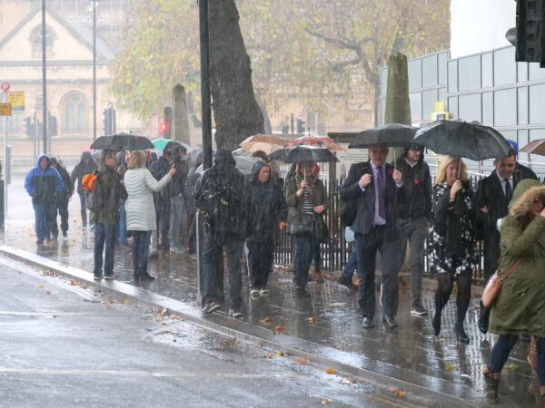 Intensywny deszcz w Londynie przez cały tydzień. Nadszedł czas na parasole