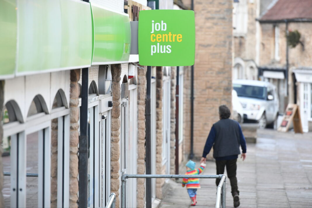 Milion osób straci świadczenia – system zyska, ale co z ludźmi?