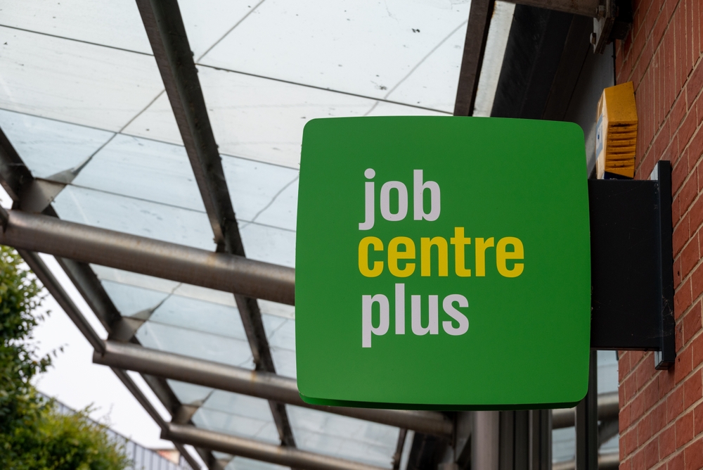 Do pracy zamiast po zasiłki! Ogromna zmiana w świadczeniach dla tych 3 grup osób