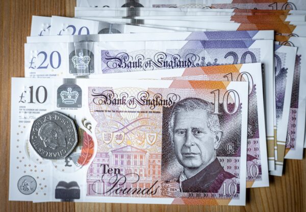 Próg 10 tys. funtów wciąż decyduje o emeryturze w UK. Miliony pracowników mogą tracić oszczędności