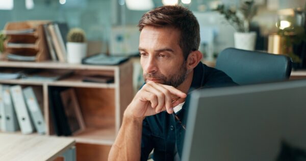 Do najbardziej zagrożonych przez AI stanowisk należą urzędnicze, kierownicze niższego szczebla, biurowe i administracyjne