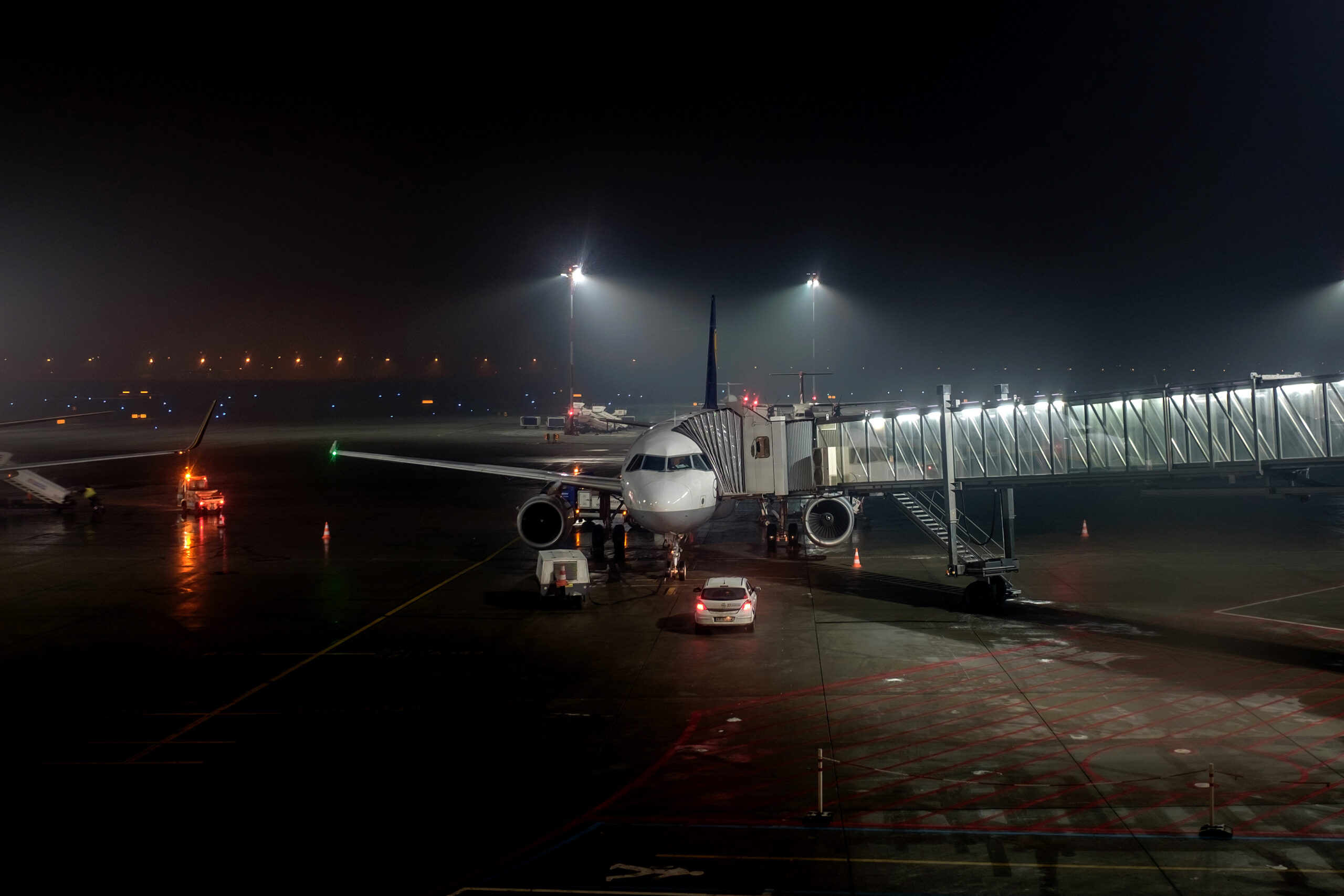 Lotnisko Kraków Balice tak często paraliżuje mgła, że uzyskało przydomek "Mglice". Foto Adam Przezak / Shutterstock.com