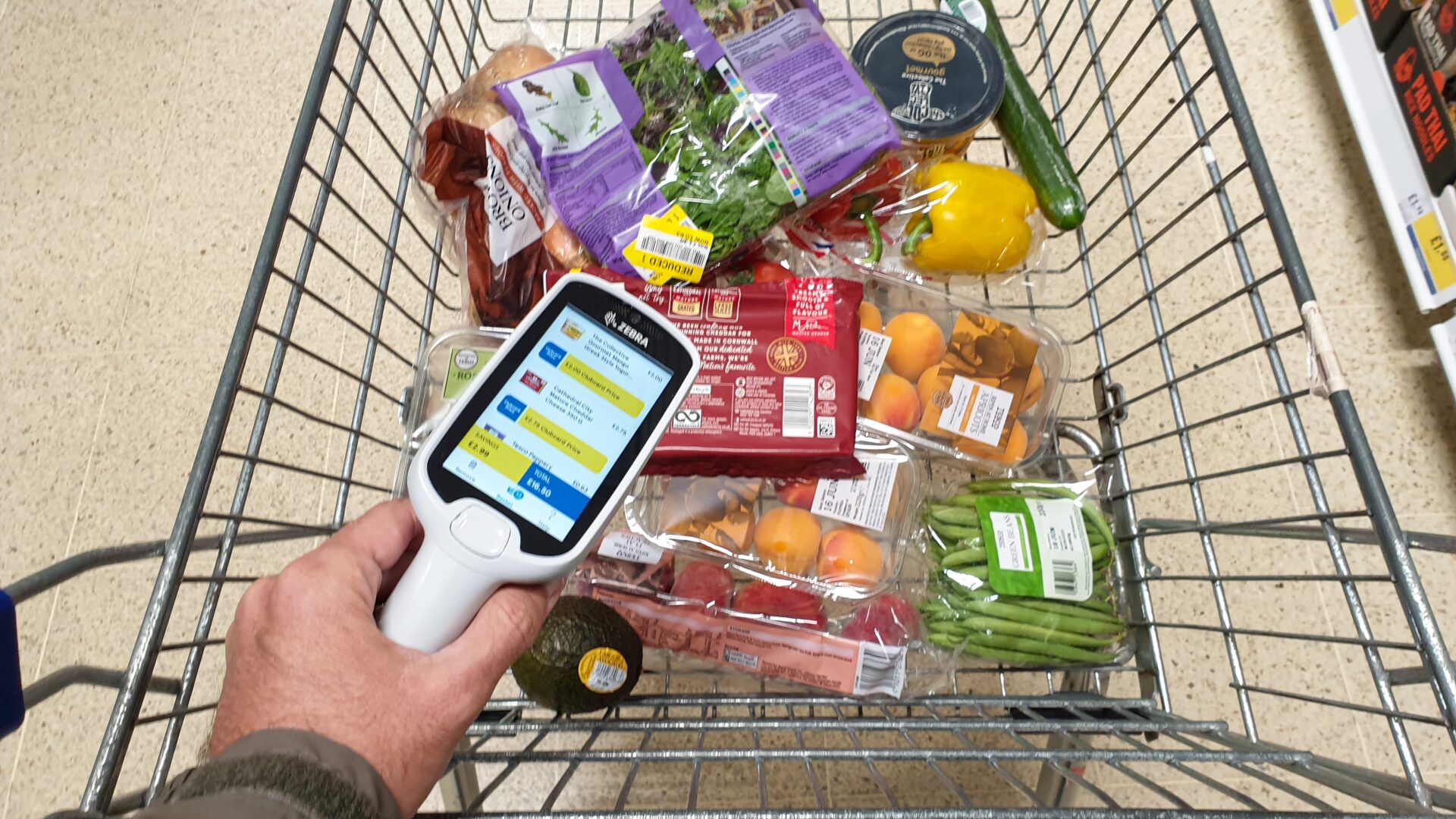Tesco ma problem z kradzieżami. Sieć montuje wagi przy wózkach i w koszykach