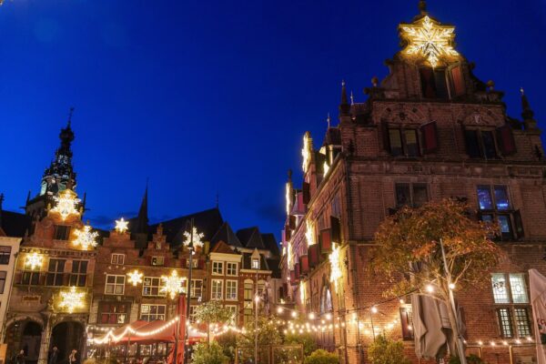 Jednym ze sposobów na spędzenie świątecznego czasu jest spacer po jarmarkach