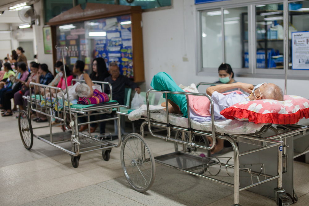 Opieka korytarzowa staje się codziennością w brytyjskich szpitalach