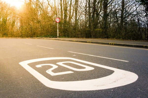 Uciążliwe limity prędkości w UK. 5 miejsc gdzie żółwia prędkość stwarza zagrożenie zamiast poprawiać bezpieczeństwo 
