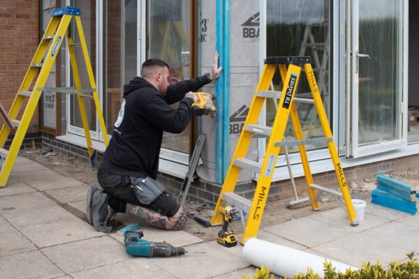 Pracy coraz mniej, płaca rośnie wolniej - najnowsze dane z rynku pracy w UK jak ostrzeżenie