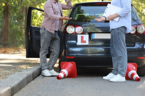 Jak prawo jazdy wpływa na zarobki młodych ludzi w Wielkiej Brytanii? Zaskakujące dane