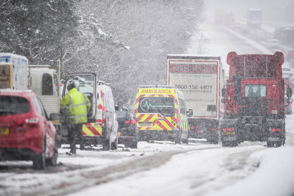 60 tysięcy domów bez prądu, zamknięte lotniska, drogi i szkoły. Najtrudniejsza zima od 10 lat w UK