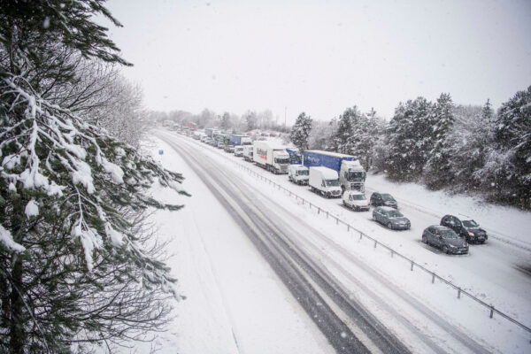 60 tysięcy domów bez prądu, zamknięte lotniska, drogi i szkoły. Najtrudniejsza zima od 10 lat w UK