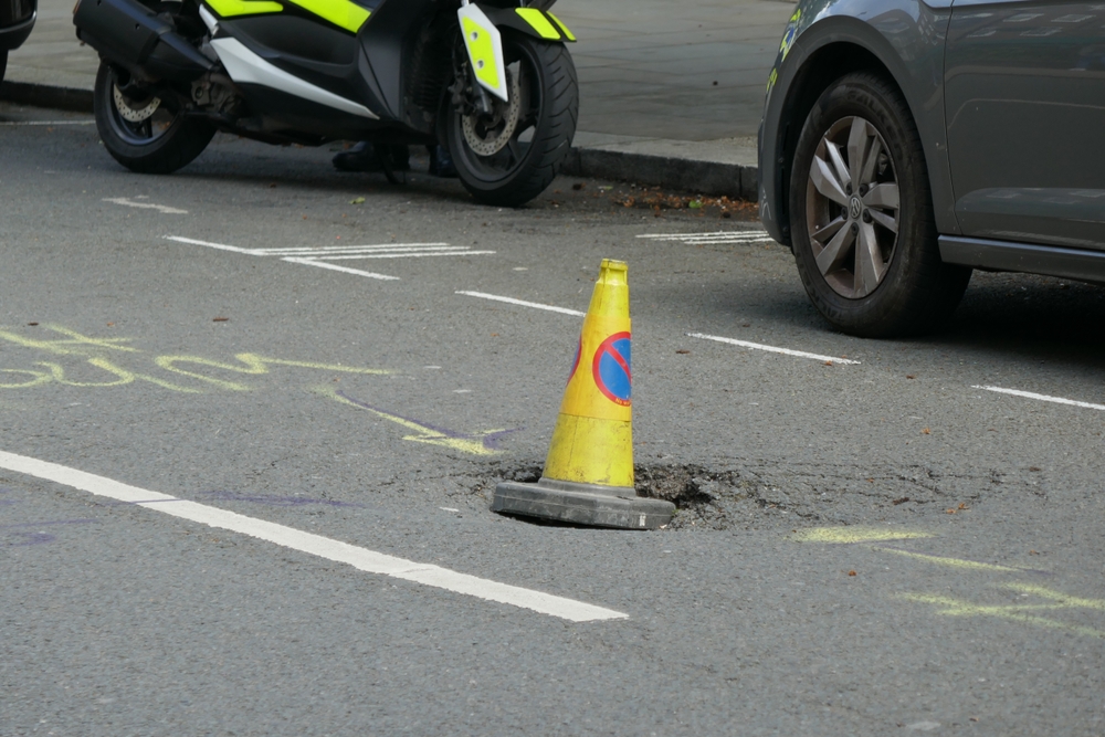 Najgorsze drogi w Londynie - na tych ulicach dziury zmieniają się w kratery