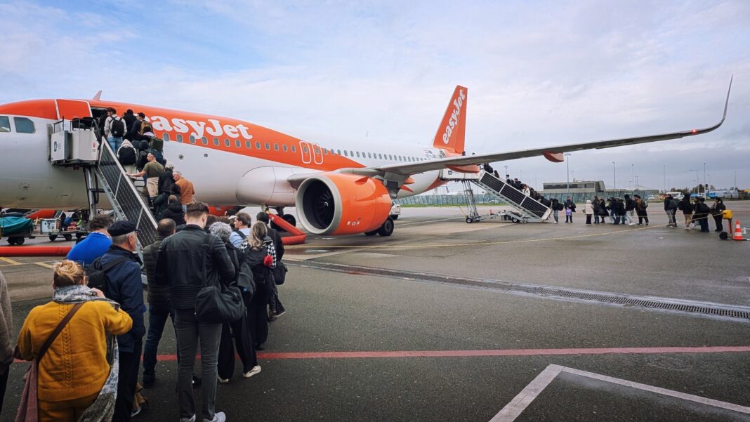 EasyJet z problemami po opłacie 5,99 funta za bagaż. Co to znaczy dla podróżnych?