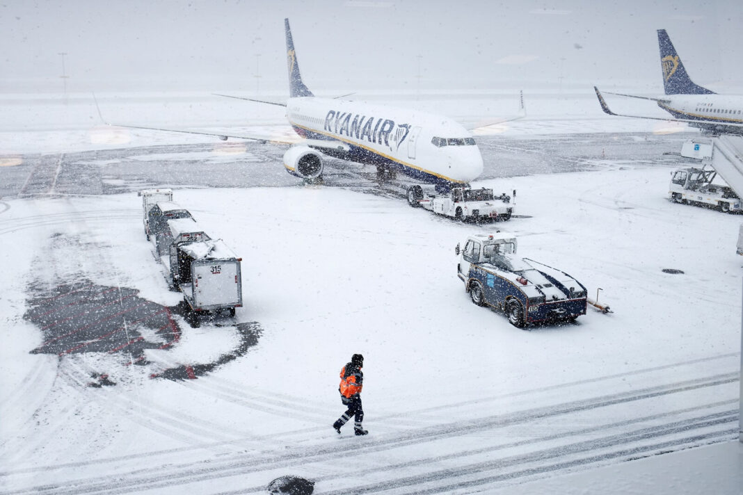 W wyniku trudnych warunków pogodowych odwołano setki lotów