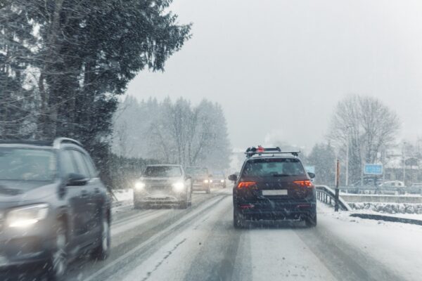 Liczne wypadki, opóźnione loty! Pogoda ponownie sparaliżowała kraj!