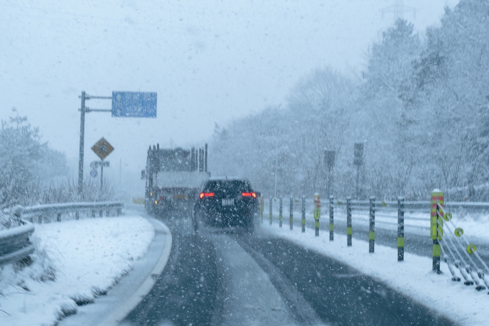 Liczne wypadki, opóźnione loty! Pogoda ponownie sparaliżowała kraj!