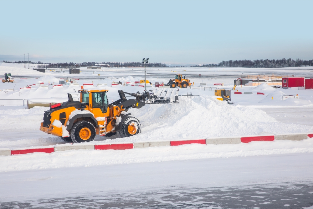 Odwołane pociągi, śliskie drogi i sparaliżowane lotniska. Pomarańczowe ostrzeżenia w całej Holandii