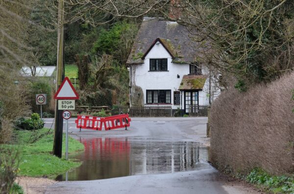 Wiele miejsc w Anglii i Walii nadal jest zagrożonych powodzią