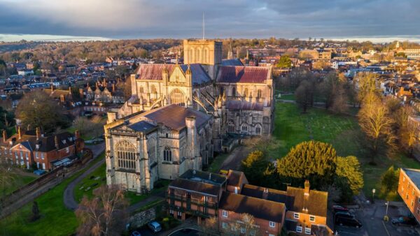 W Winchester przy wysokim zatrudnieniu mamy jedne z najwyższych zarobków w kraju