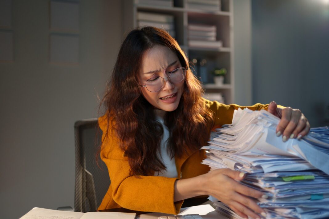 Każda minuta zwłoki po 31 stycznia kosztuje co najmniej 100 funtów. Co roku HMRC zarabia miliony na spóźnialskich! Foto: shutterstock.com