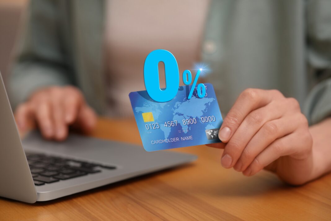 0% balance transfer to usługa przeniesienia długu z istniejącej karty kredytowej na nową kartę, która oferuje okres promocyjny 0% odsetek, pozwalając spłacić dług bez dodatkowych kosztów odsetek przez określony czas (np. 12, 24 miesiące), co umożliwia szybszą spłatę zadłużenia. Foto: shutterstock.com