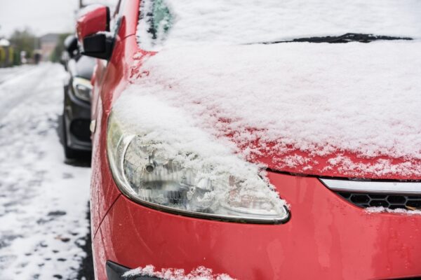 1000 funtów mandatu za śnieg na aucie
