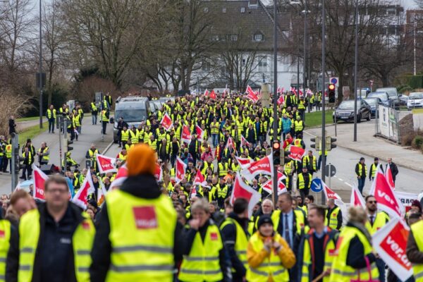 Związki zawodowe protestują przeciwko elastycznym godzinom pracy! Dlaczego zmiana powoduje opór?