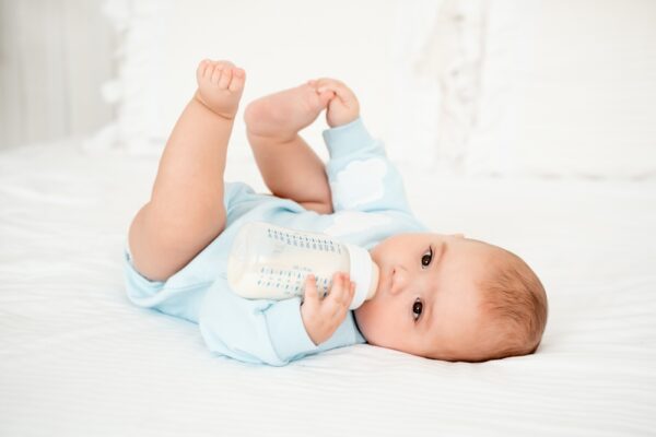 Dziesiątki niemowląt chore po podaniu mleka modyfikowanego skażonego toksyną