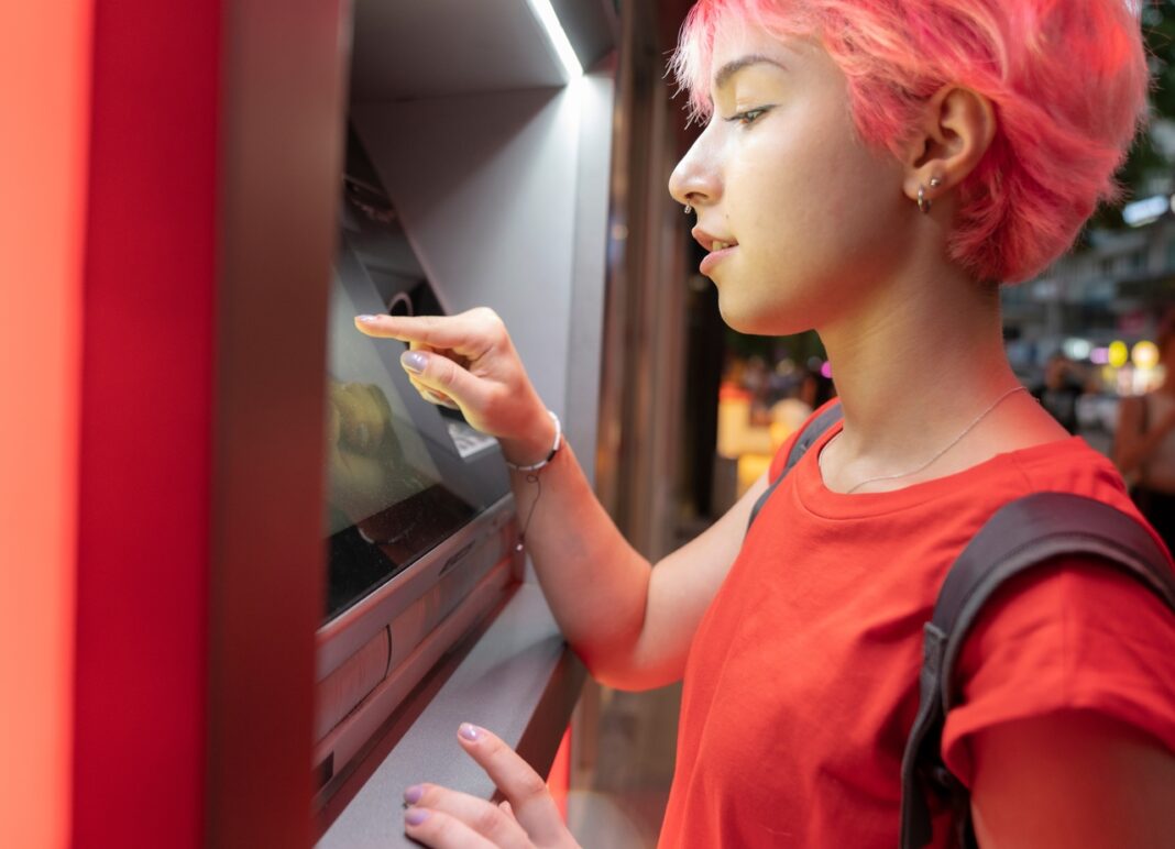 wypłata pieniędzy z bankomatu