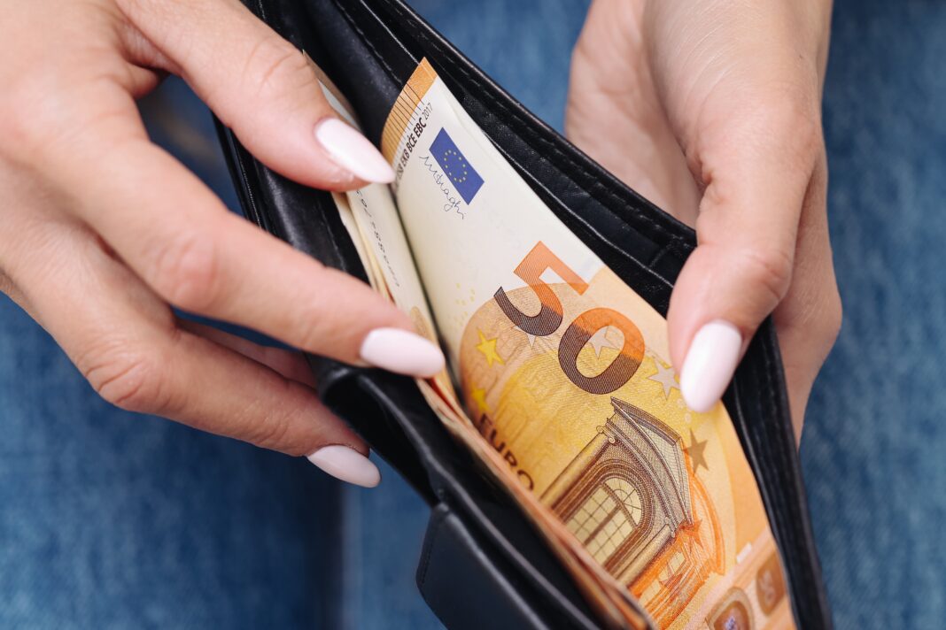 1900 euro wsparcia dla samotnych rodziców - jak się o nie starać?