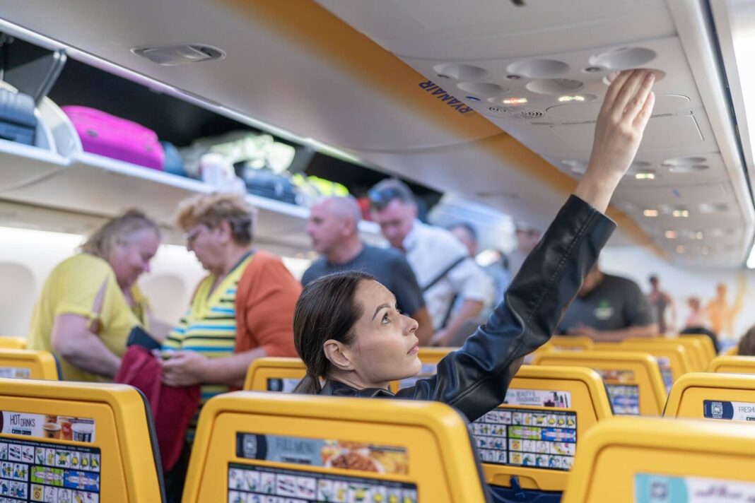 Które miejsca w samolocie wybrać, a których unikać? Była stewardesa podzieliła się swoją opinią
