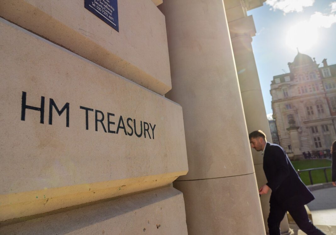 Urzędnicy dostaną 100 000 funtów za dobrowolne odejście z pracy