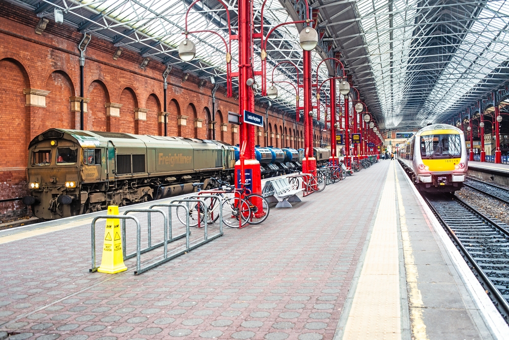 Zakłócenia na kolei po wielu incydentach. Wykolejenie pociągu i awarie sparaliżowały kluczowe trasy