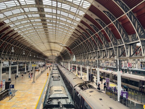 Zakłócenia na kolei po wielu incydentach. Wykolejenie pociągu i awarie sparaliżowały kluczowe trasy