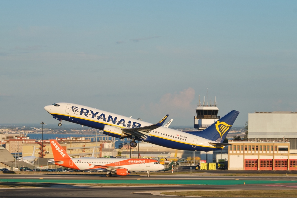 Czego nie wolno jeść w samolocie? Ryanair, EasyJet i TUI wskazują ograniczenia